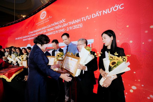 OCB vinh dự nhận Bằng khen tham gia Triển lãm Thành tựu đất nước 17 a3 17587200458531583379674