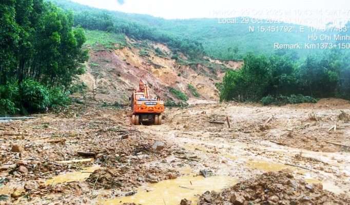 Ách tắc giao thông trên đường Hồ Chí Minh và QL1A do mưa lũ 41 201