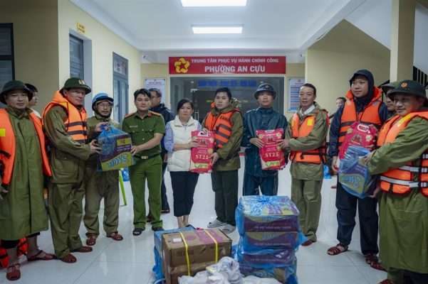 Chủ tịch UBND thành phố Huế Phan Thiên Định kiểm tra, động viên công tác khắc phục hậu quả mưa lũ các địa phương 40 MRH01470