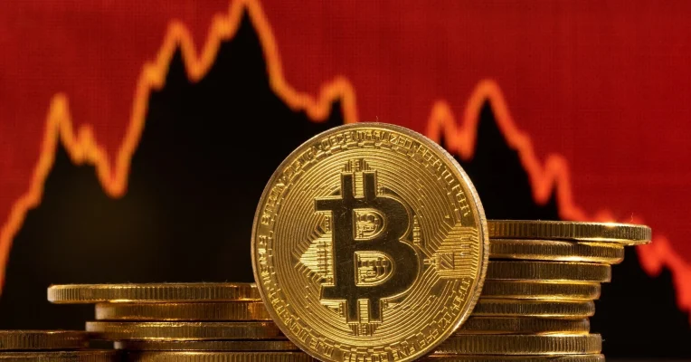 Giá Bitcoin rơi tự do, toàn thị trường tiền số 'đỏ lửa' 13 bitcoin reuters